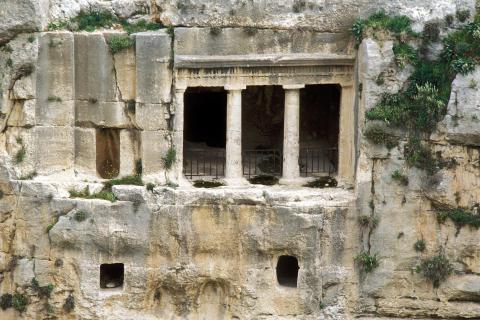 B. Kidrontal: Grabstätte einer Priesterfamilie namens Hezir aus dem 2. Jh. v. Chr., ein Beispiel für die Hellenisierung Jerusalems unter den Hasmonäern (©: Zev Radovan)